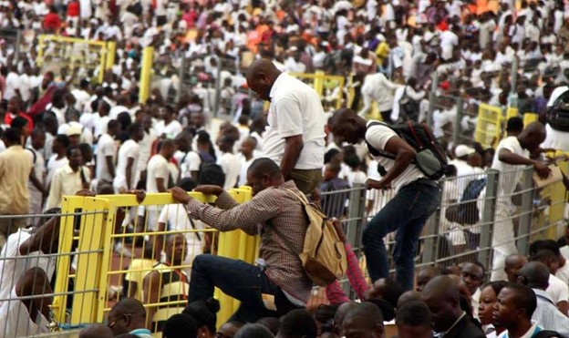 Image of youths scrambling to enter a venue